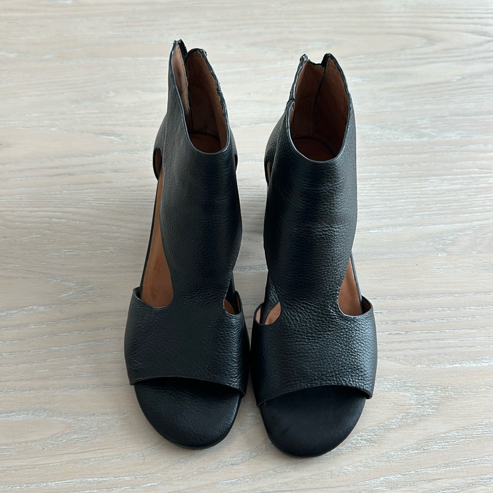 Gentle Souls by Kenneth Cole Black Leather Charlene Block Heel size 8